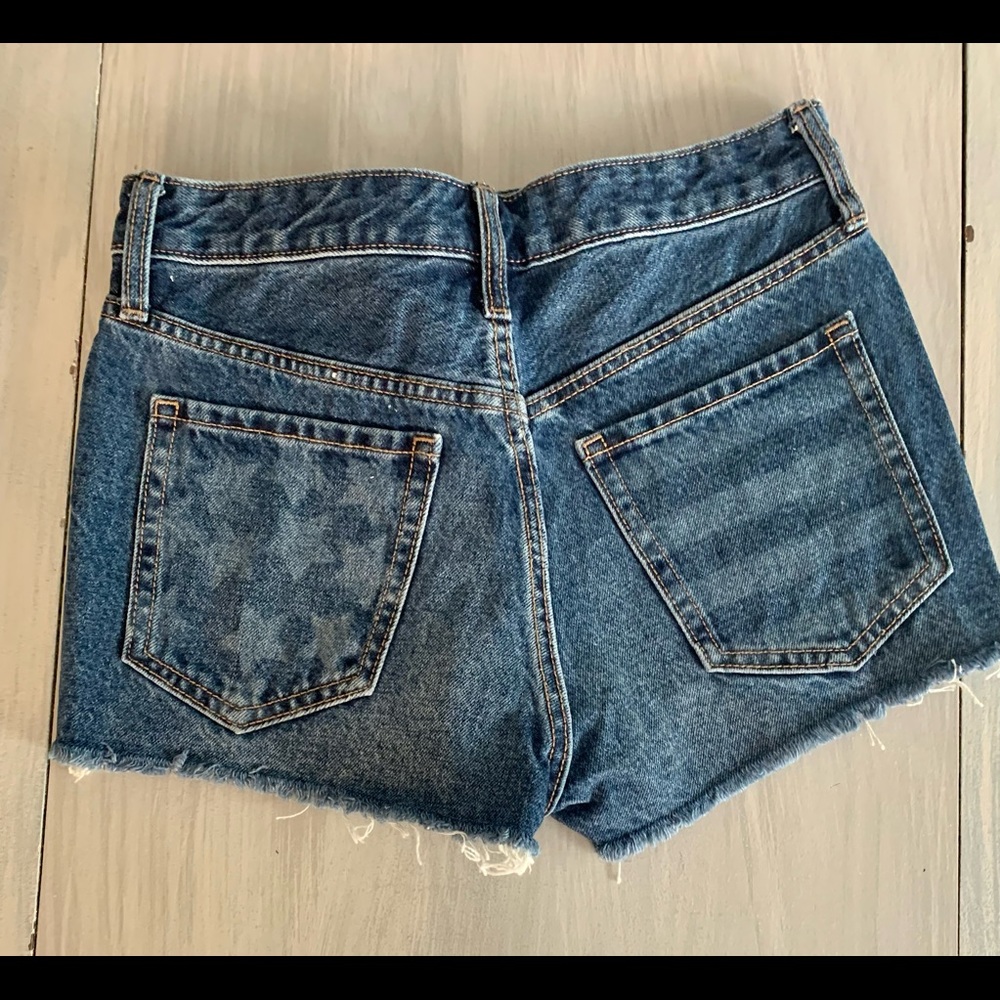 Must see buttons fly Old Navy OG short high-rise. Excellent condition Size 2 (F)